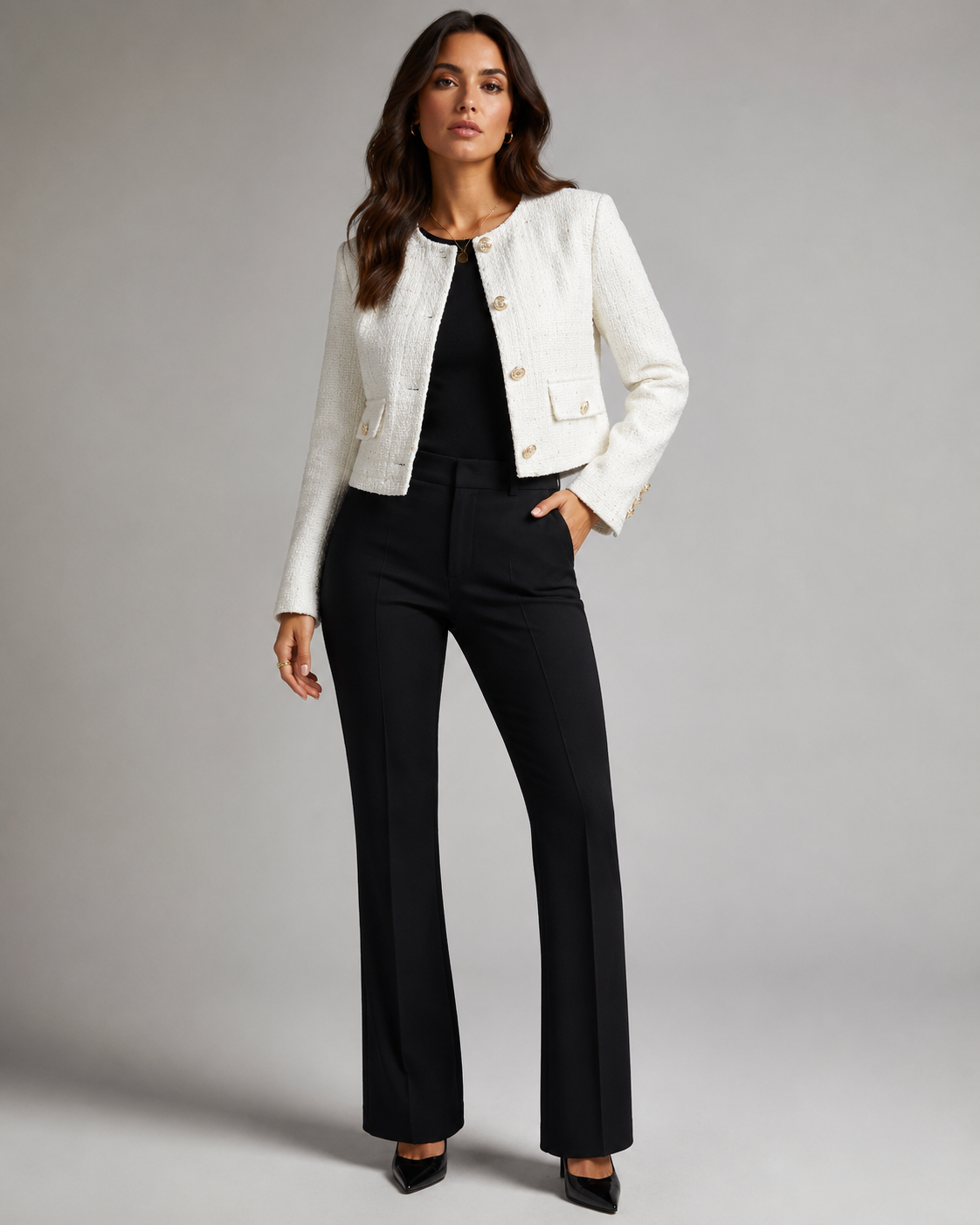 Jaqueta branca Primeira-Dama no look completo com calça preta