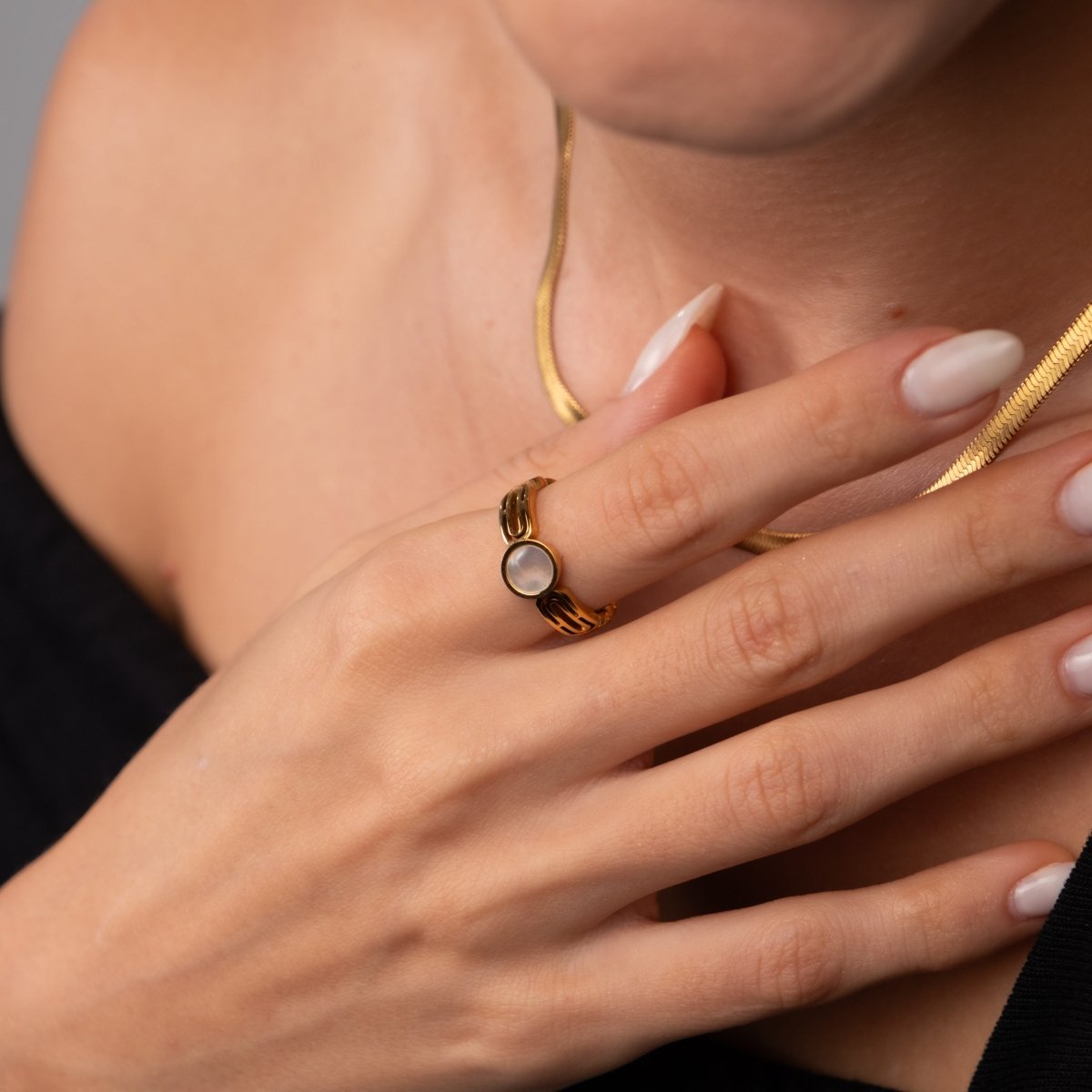Anel Athena Pedra Madrepérola Banhado em Ouro 18K