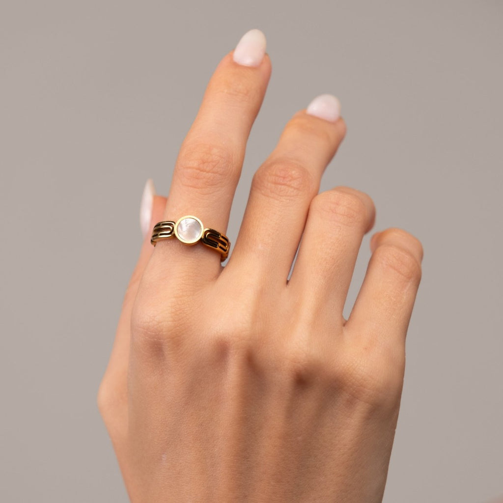 Anel Athena Pedra Madrepérola Banhado em Ouro 18K