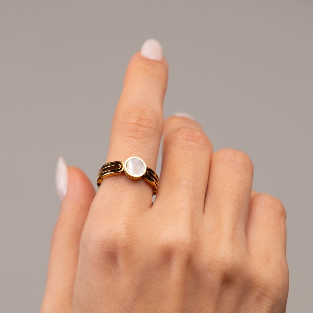 Anel Athena Pedra Madrepérola Banhado em Ouro 18K