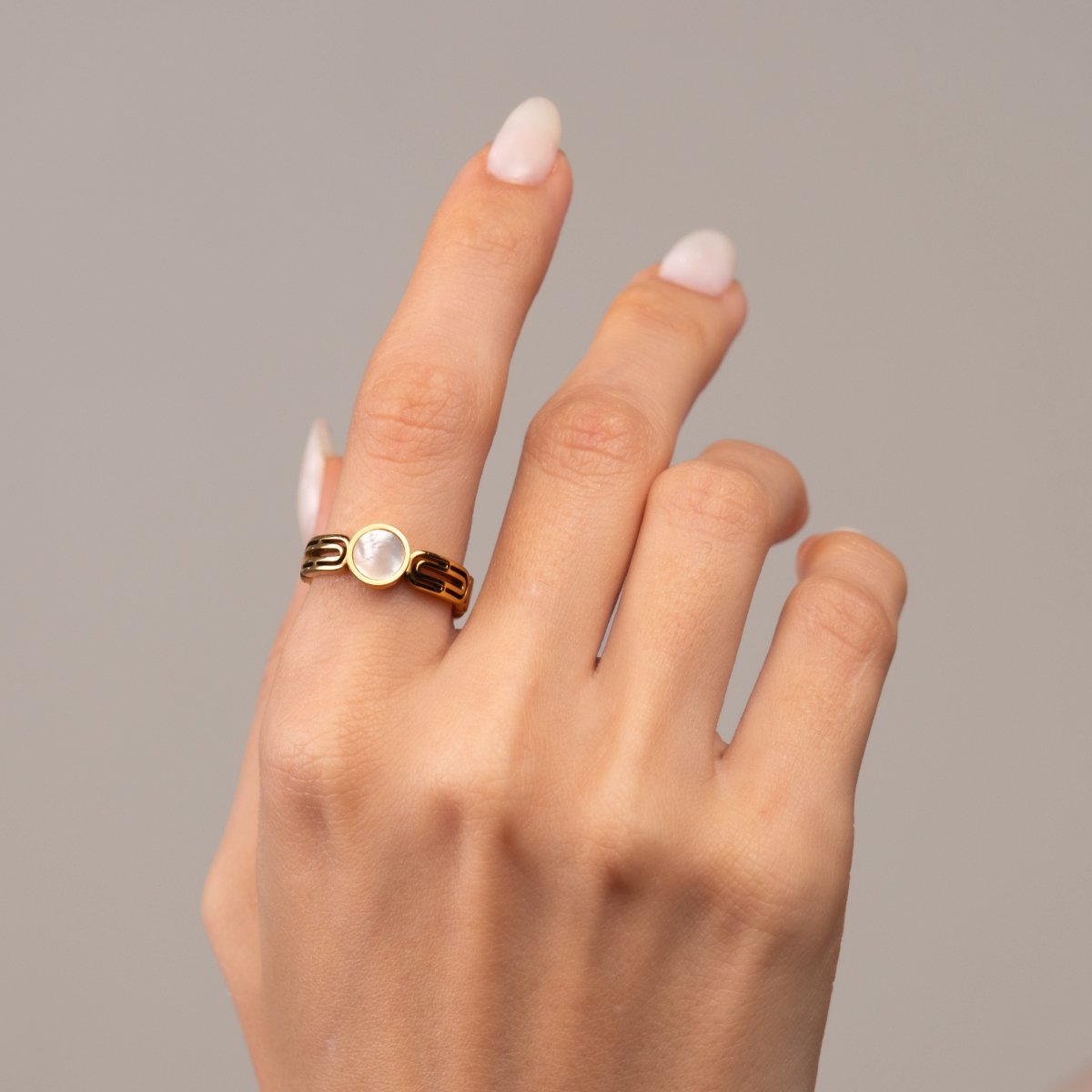 Anel Athena Pedra Madrepérola Banhado em Ouro 18K