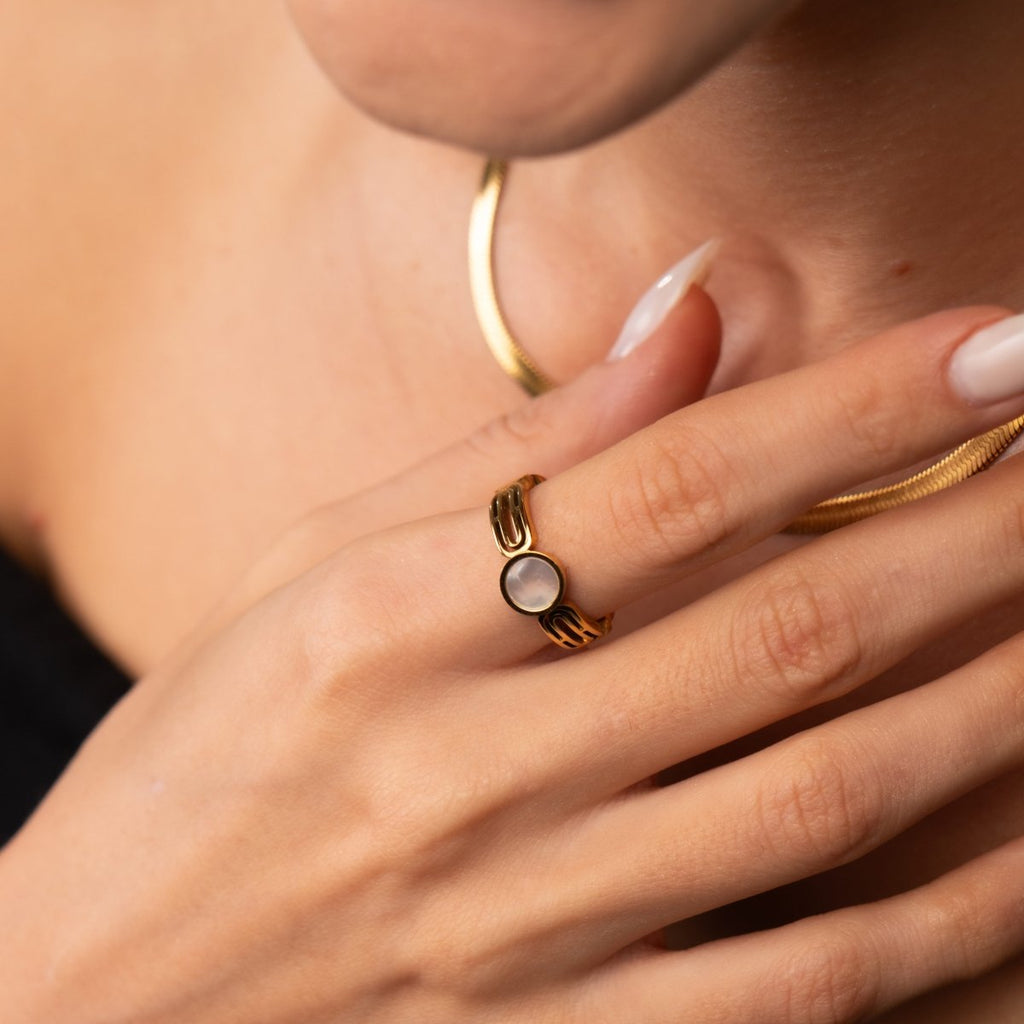 Anel Athena Pedra Madrepérola Banhado em Ouro 18K
