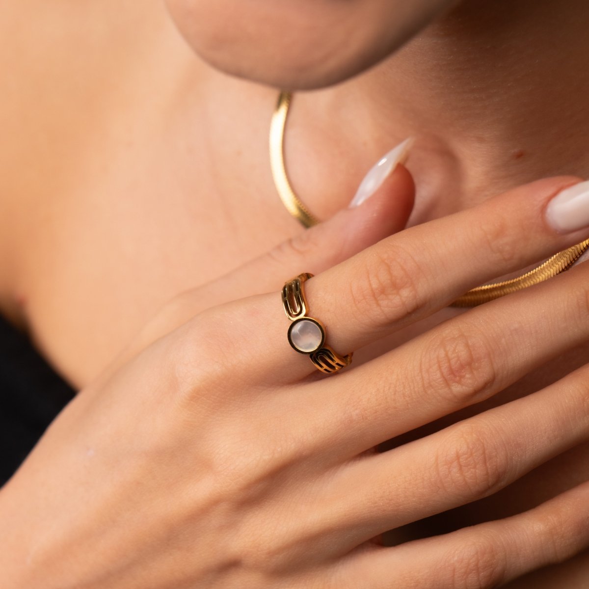 Anel Athena Pedra Madrepérola Banhado em Ouro 18K