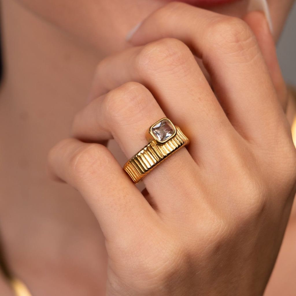Anel Capri Cristal Banhado em Ouro 18k