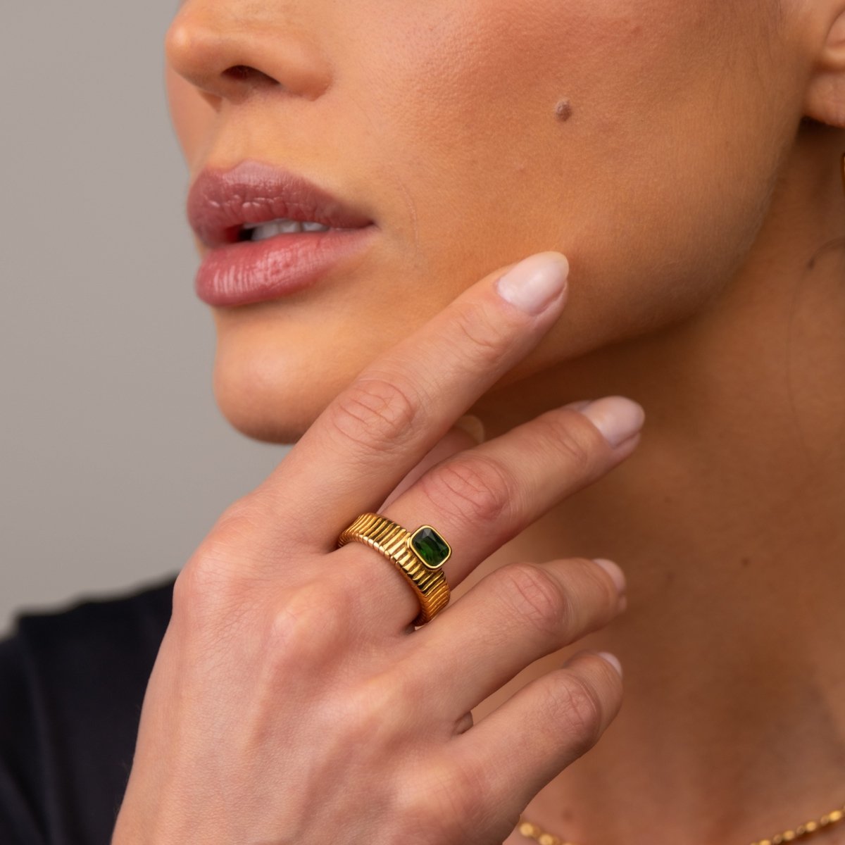 Anel Capri Esmeralda Banhado em Ouro 18k
