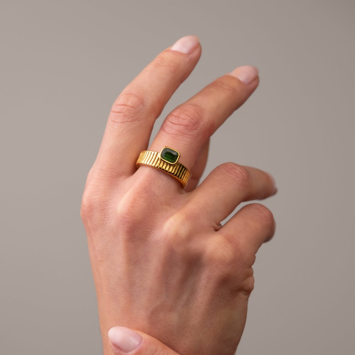 Anel Capri Esmeralda Banhado em Ouro 18k