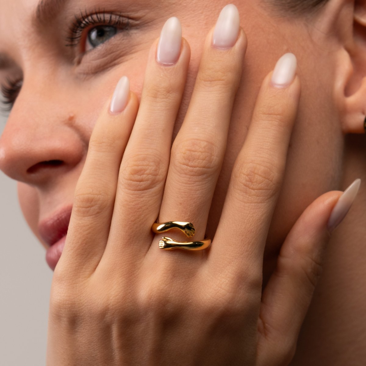 Anel de Abraço Banhado em Ouro 18K