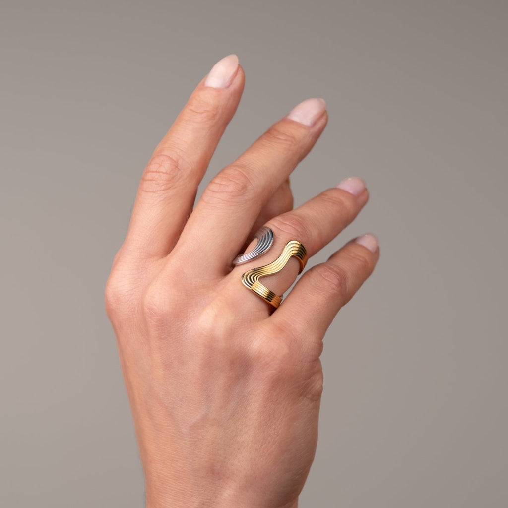 Anel Infinity Ajustável com Mix de Banhos Dourado e Prata