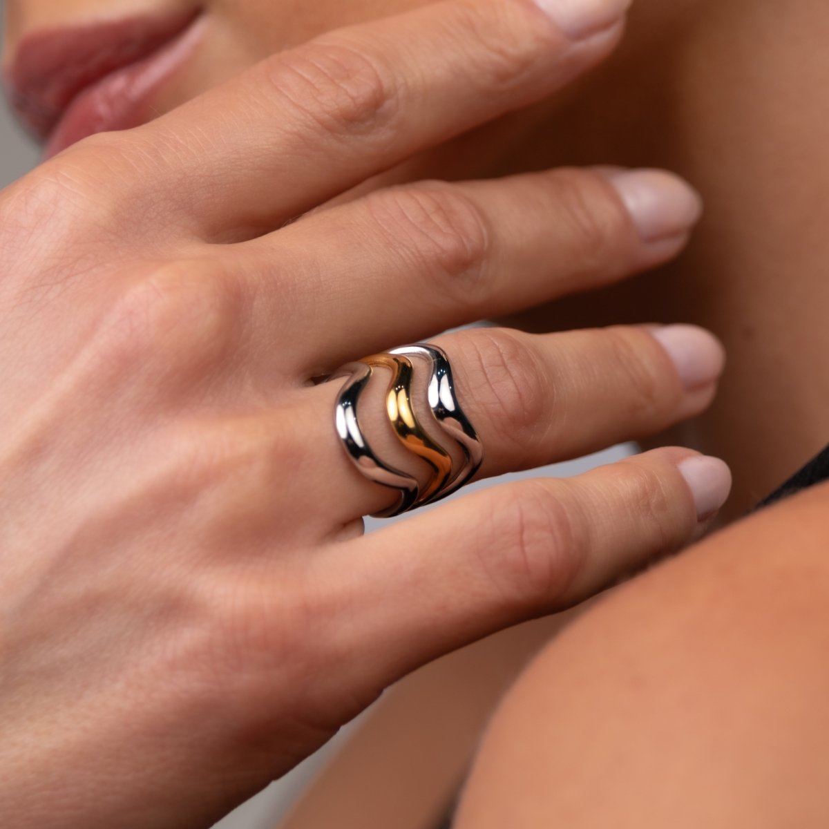 Anel Ondas Ajustável com Mix de Banhos Dourado e Prata