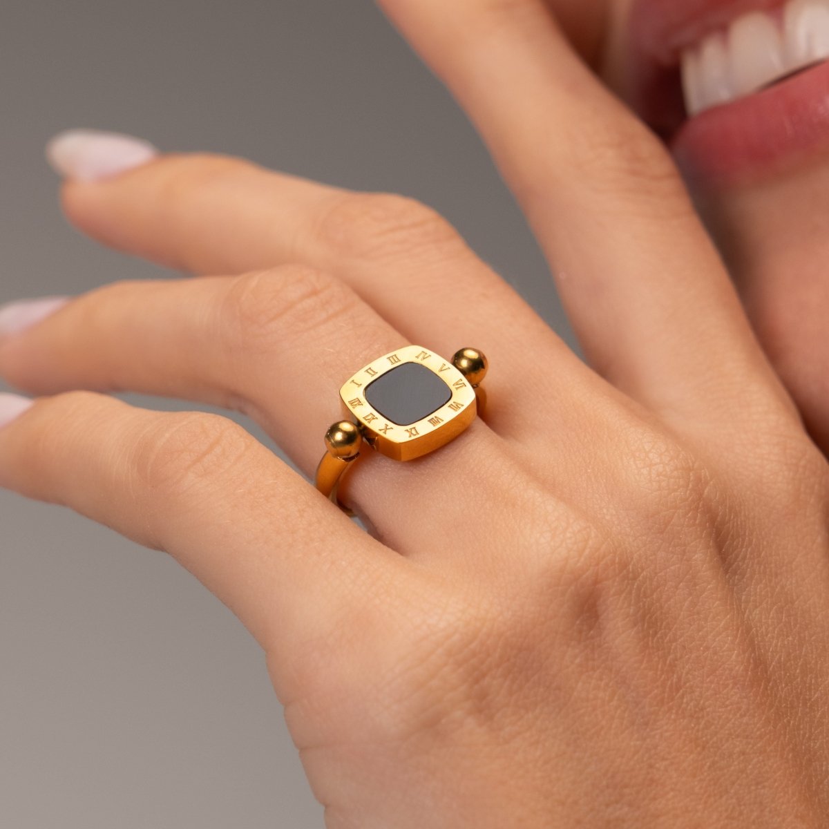 Anel Square Charm Giratório Banhado em Ouro 18k