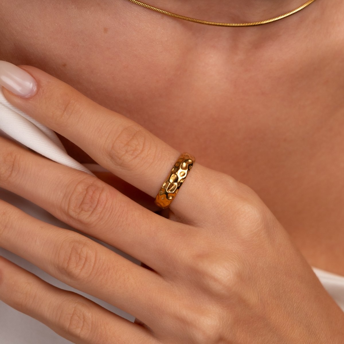 Anel Textura Lunar Banhado em Ouro 18k