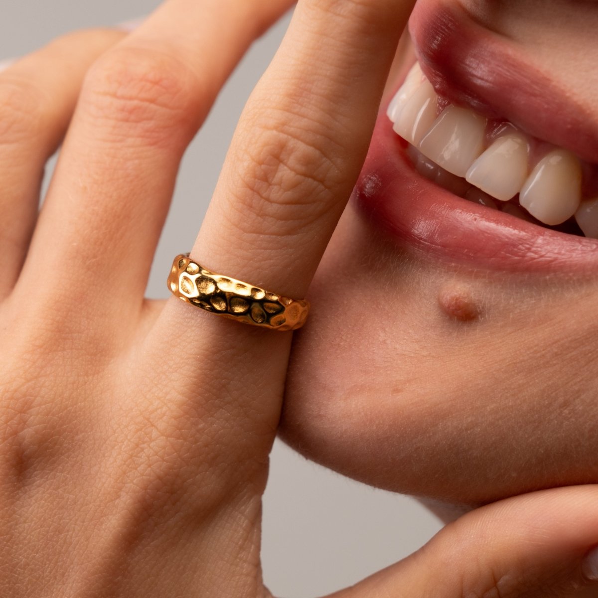 Anel Textura Lunar Banhado em Ouro 18k