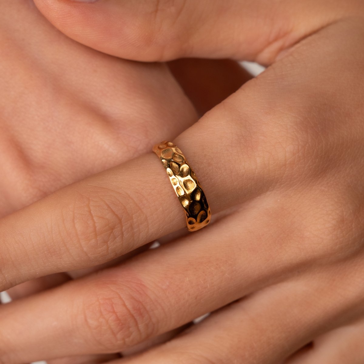 Anel Textura Lunar Banhado em Ouro 18k
