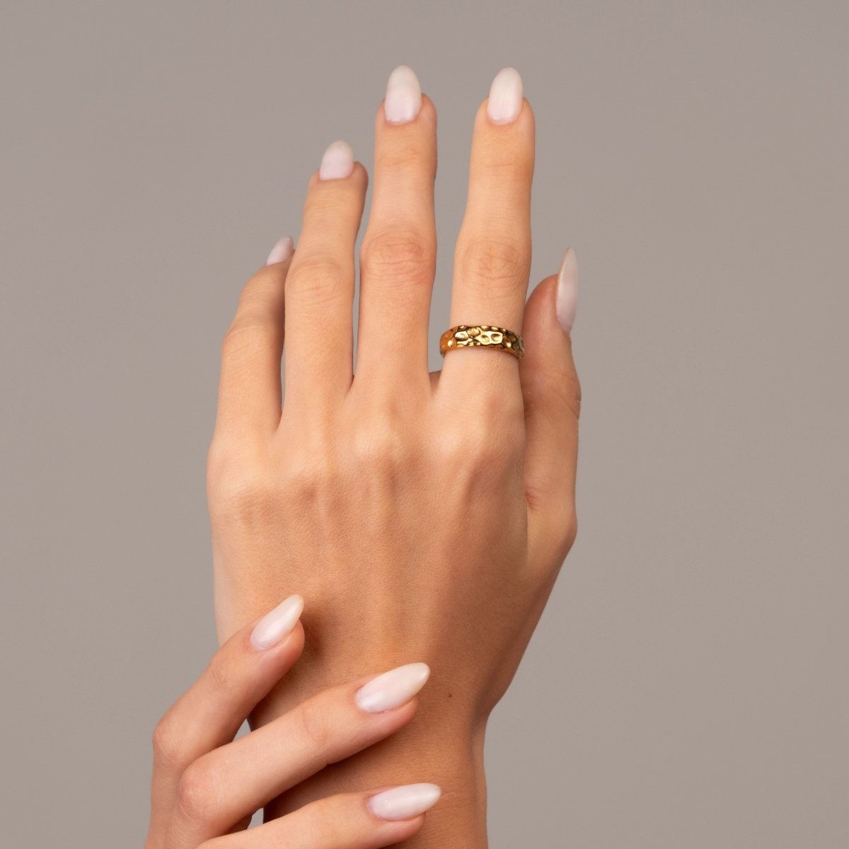 Anel Textura Lunar Banhado em Ouro 18k