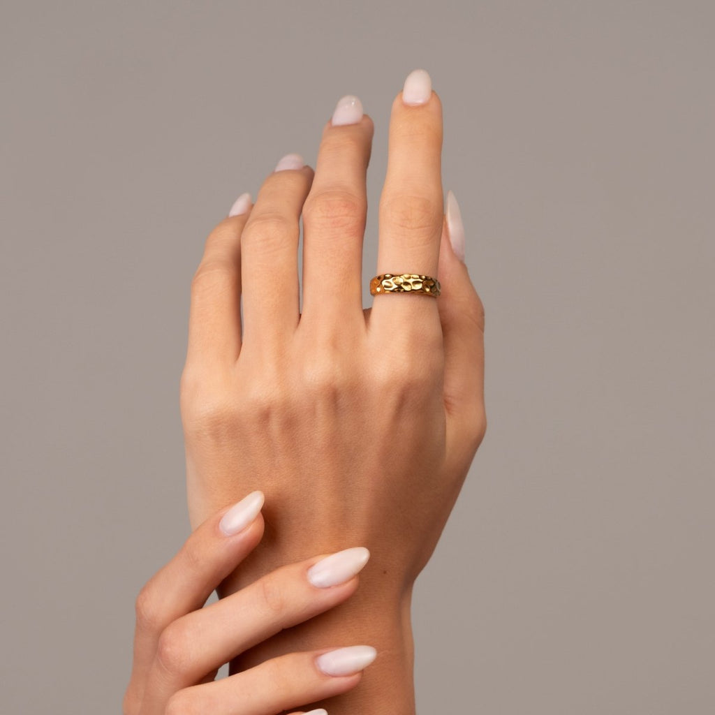Anel Textura Lunar Banhado em Ouro 18k