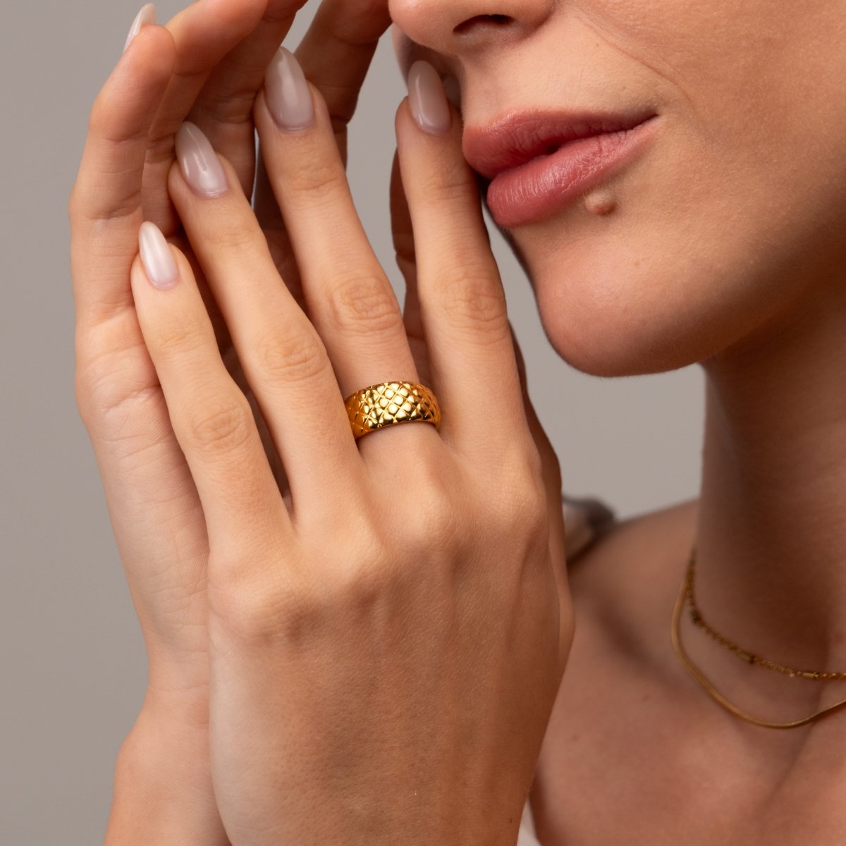 Anel Trama Luxuosa Ajustável Banhado em Ouro 18K