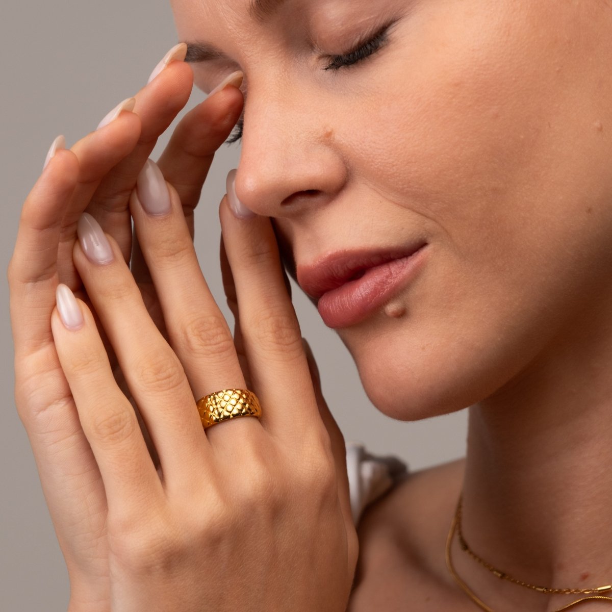 Anel Trama Luxuosa Ajustável Banhado em Ouro 18K