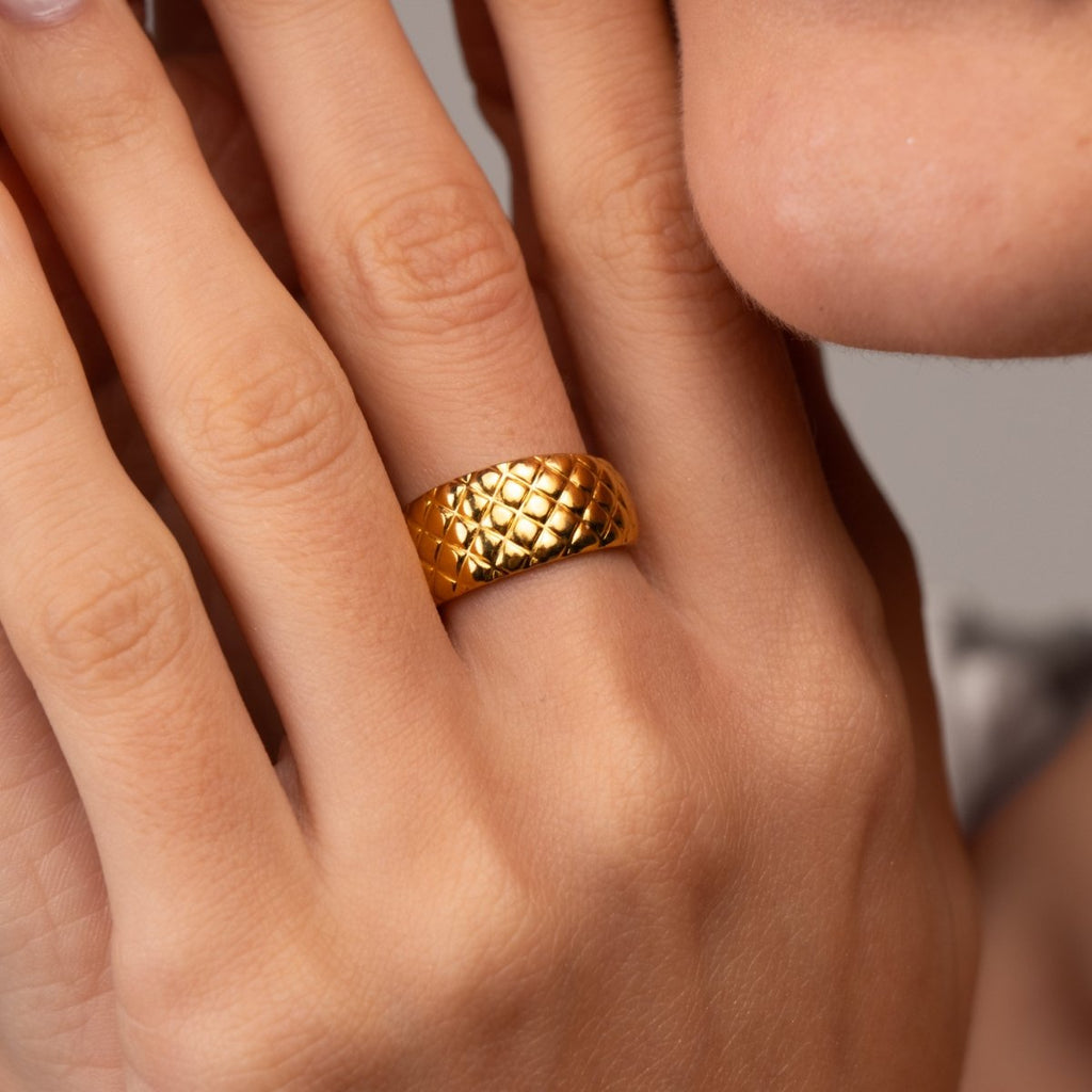 Anel Trama Luxuosa Ajustável Banhado em Ouro 18K