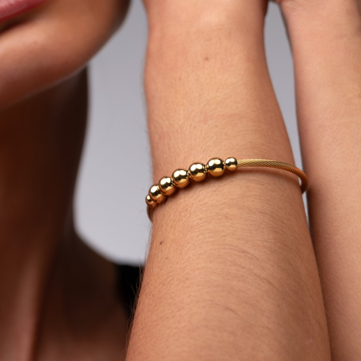 Bracelete Anti-stress Ajustável Esferas Banhado em Ouro 18K