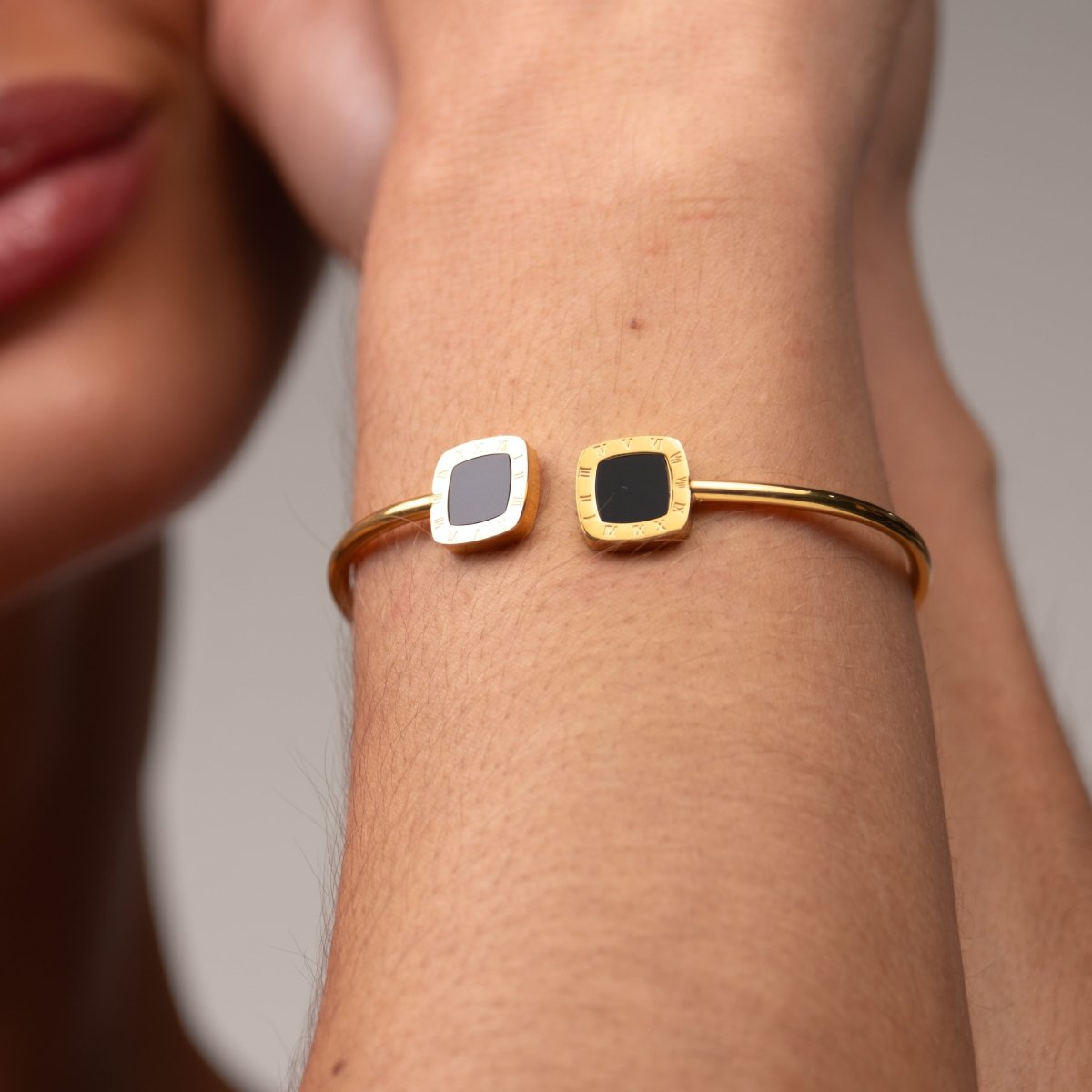 Bracelete Bella Ônix Banhado em Ouro 18k