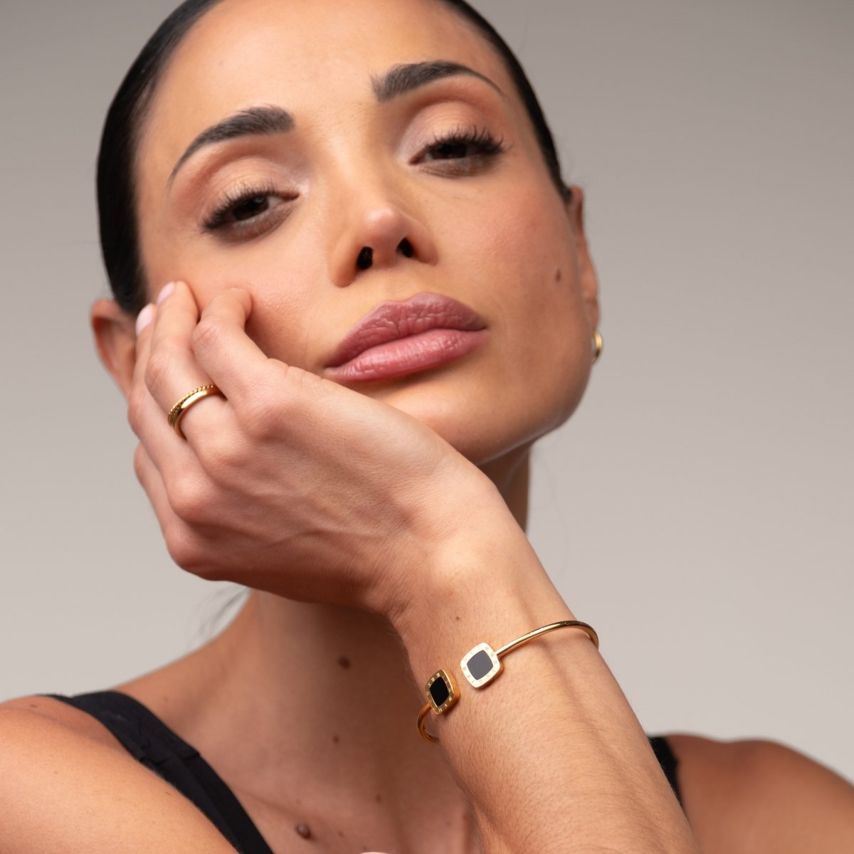 Bracelete Bella Ônix Banhado em Ouro 18k