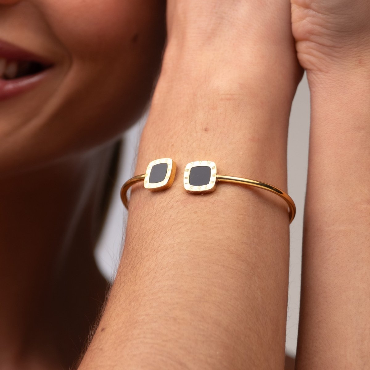 Bracelete Bella Ônix Banhado em Ouro 18k