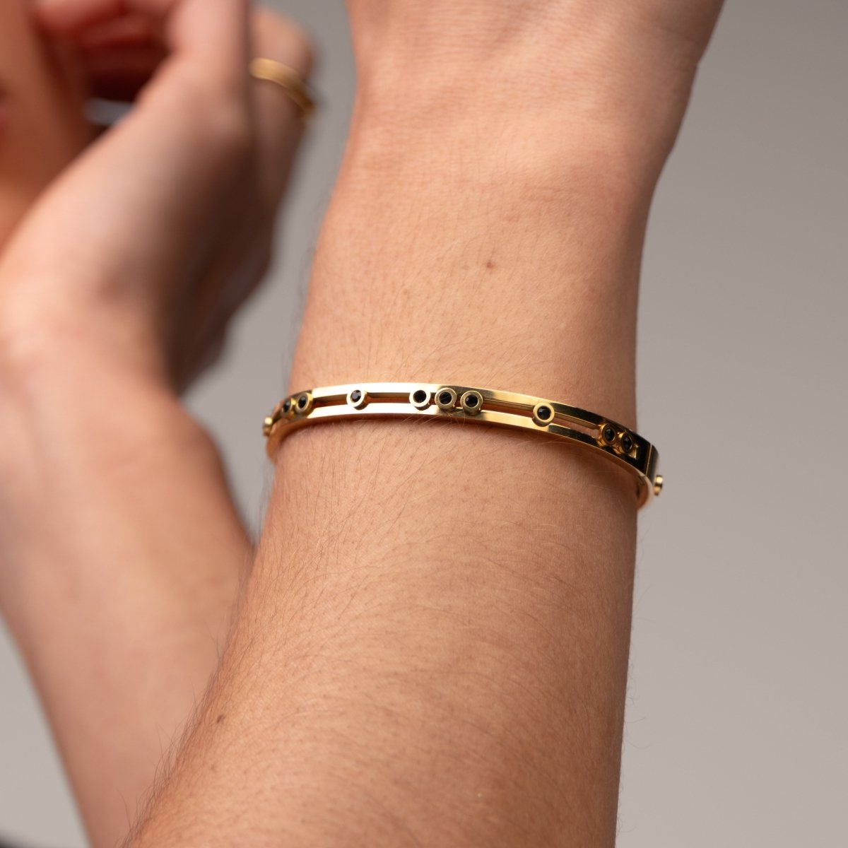 Bracelete Black Studs Banhado em Ouro 18k