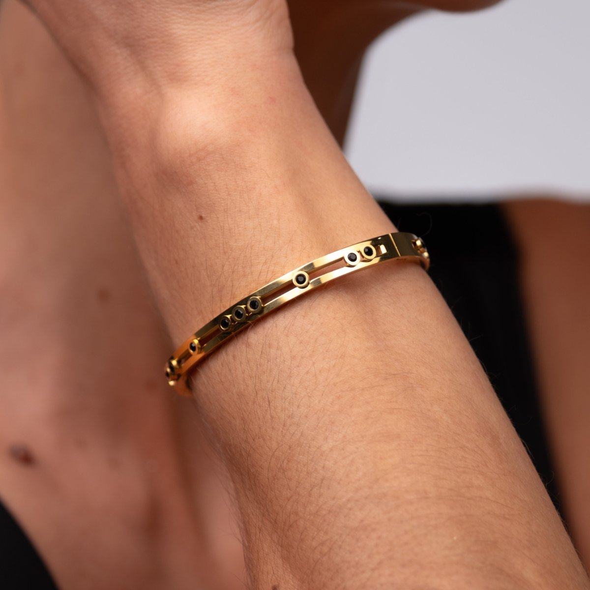 Bracelete Black Studs Banhado em Ouro 18k