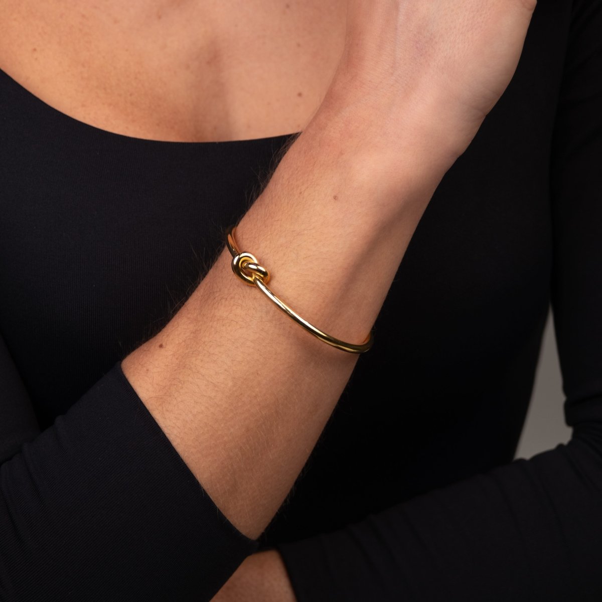 Bracelete Com Nó Central Banhado em Ouro 18K