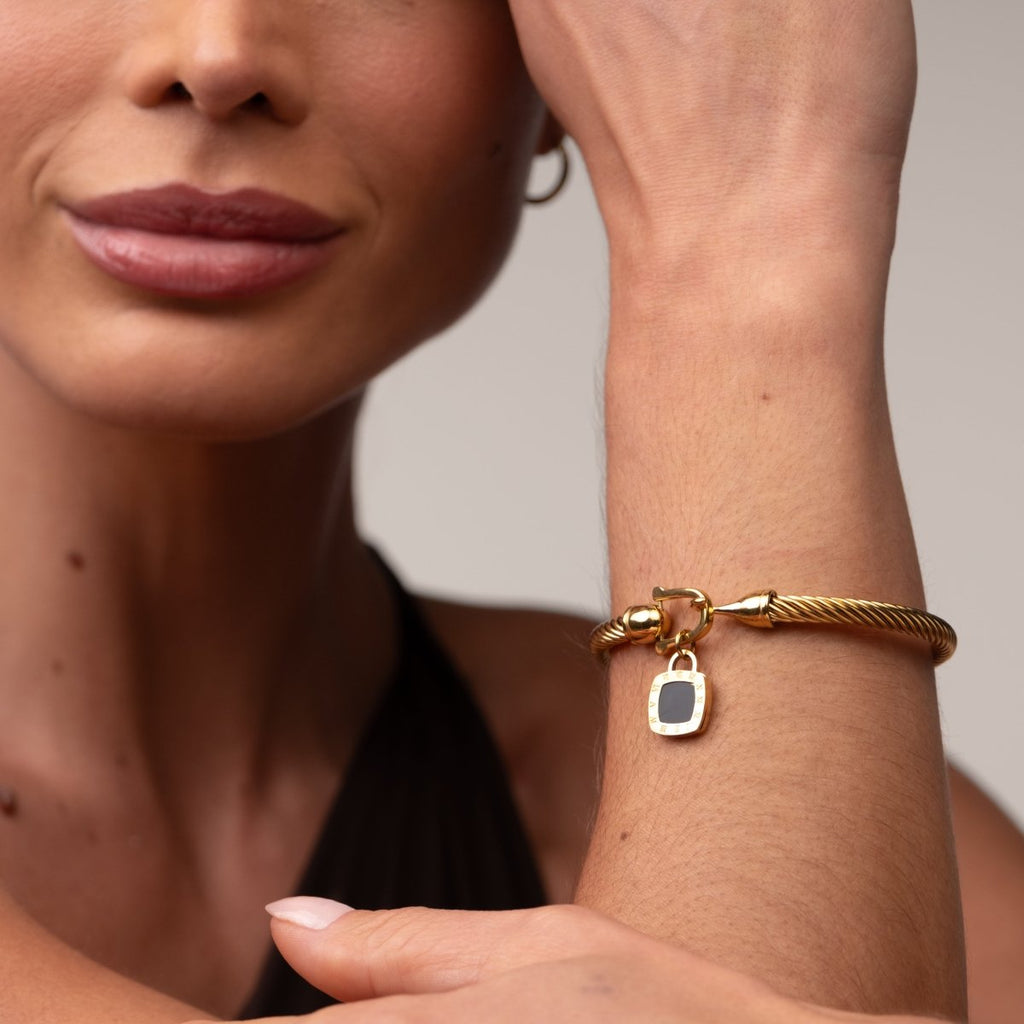 Bracelete Pingente Ônix Quadrado Banhado em Ouro 18K
