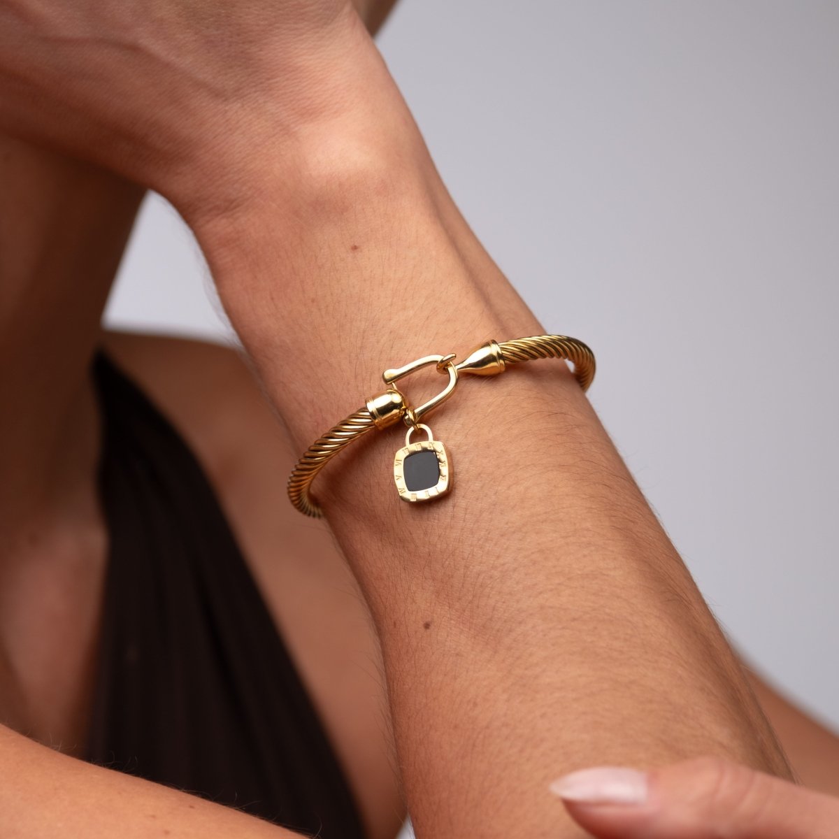 Bracelete Pingente Ônix Quadrado Banhado em Ouro 18K