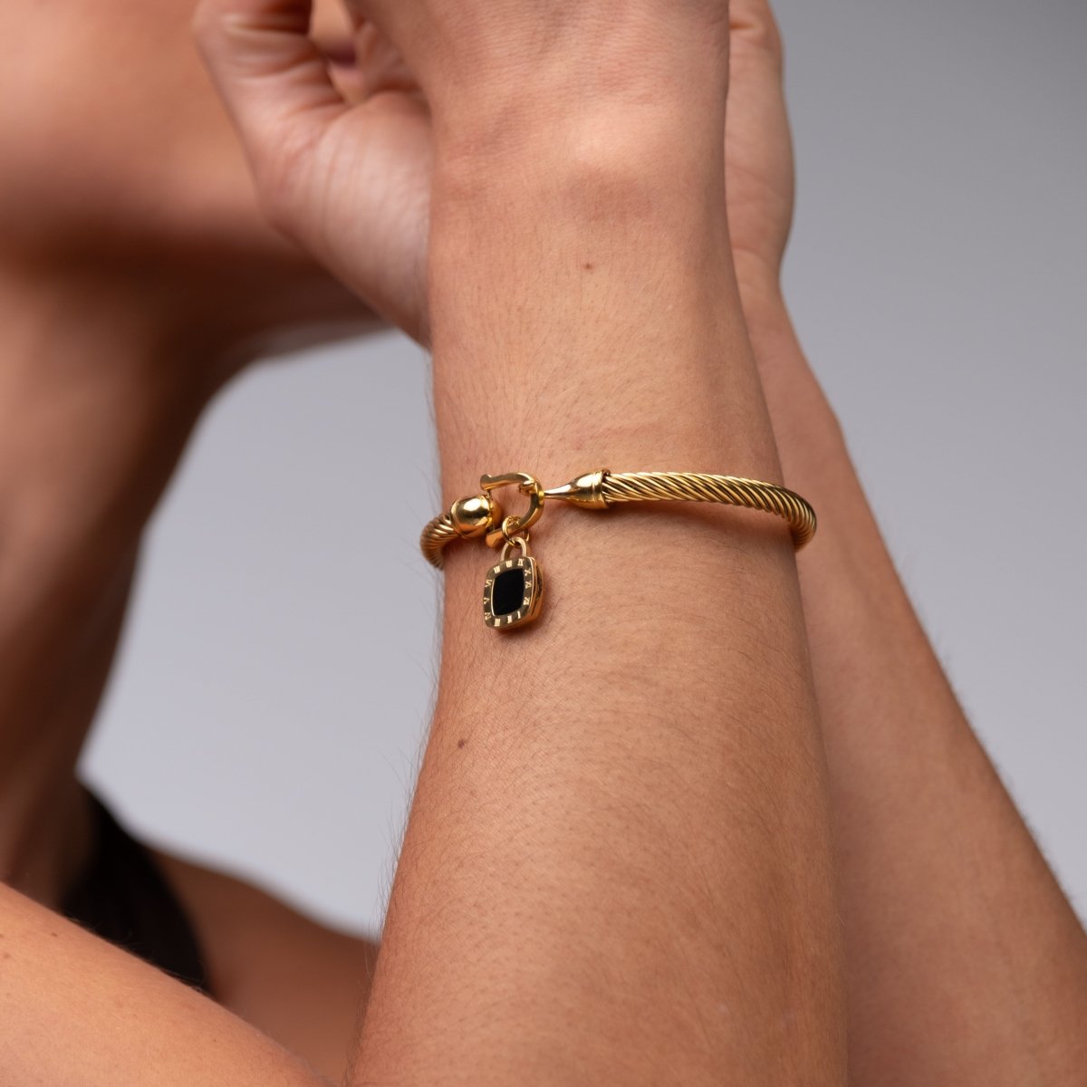 Bracelete Pingente Ônix Quadrado Banhado em Ouro 18K