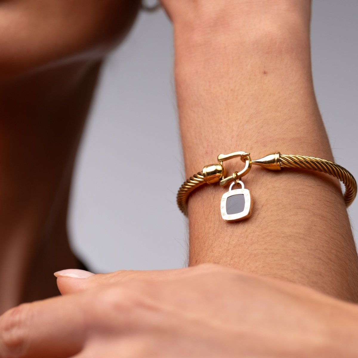 Bracelete Pingente Ônix Quadrado Banhado em Ouro 18K