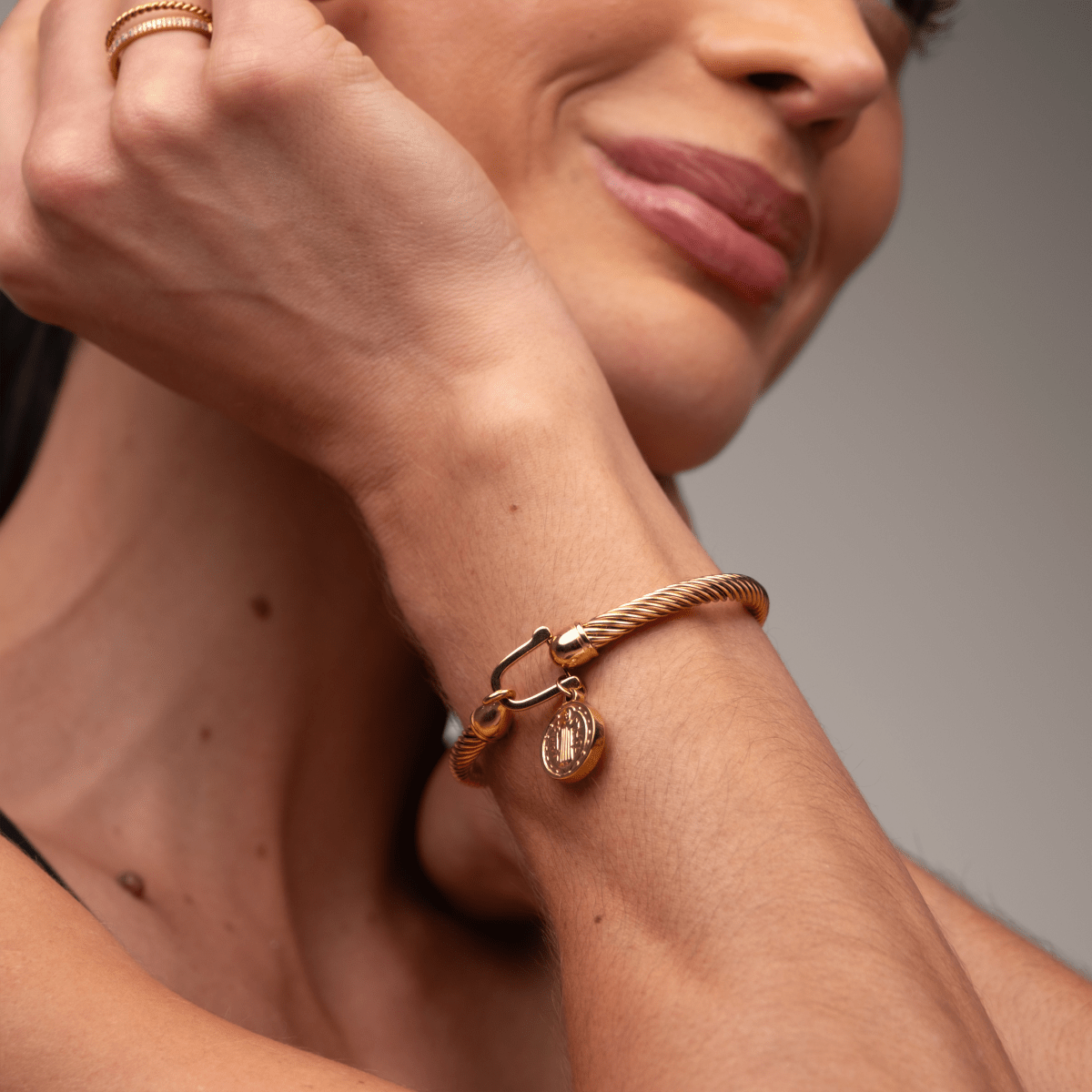 Bracelete Pingente São Bento Banhado em Ouro 18K