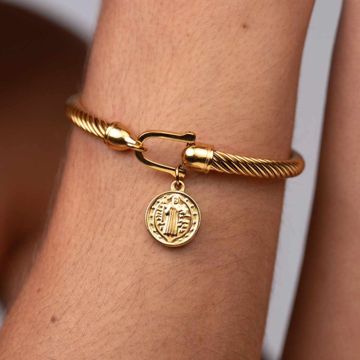 Bracelete Pingente São Bento Banhado em Ouro 18K