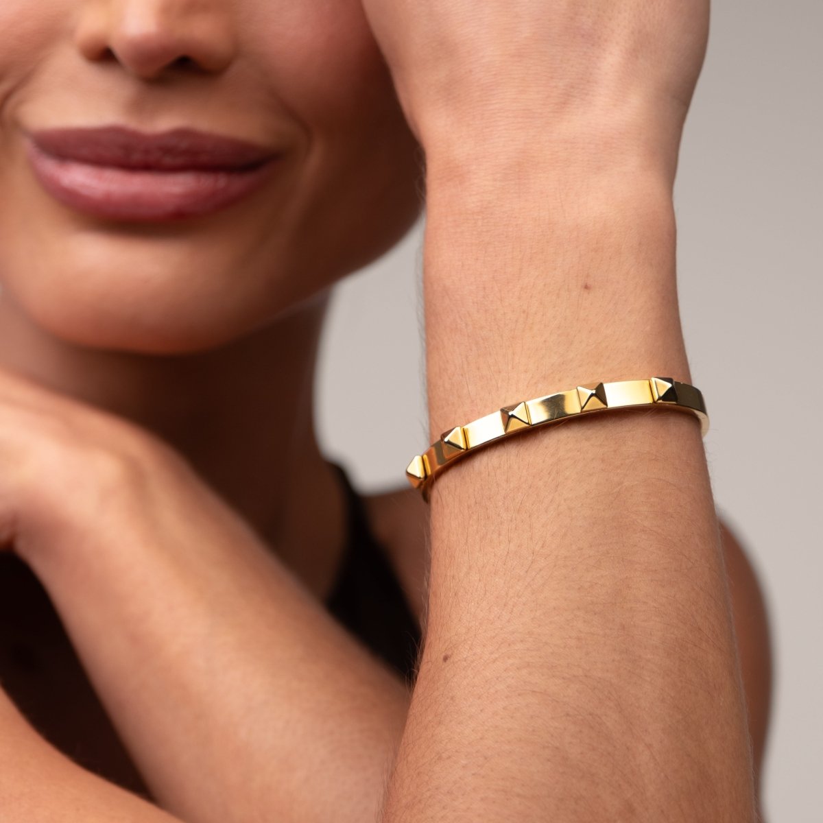 Bracelete Tachas Banhado em Ouro 18K