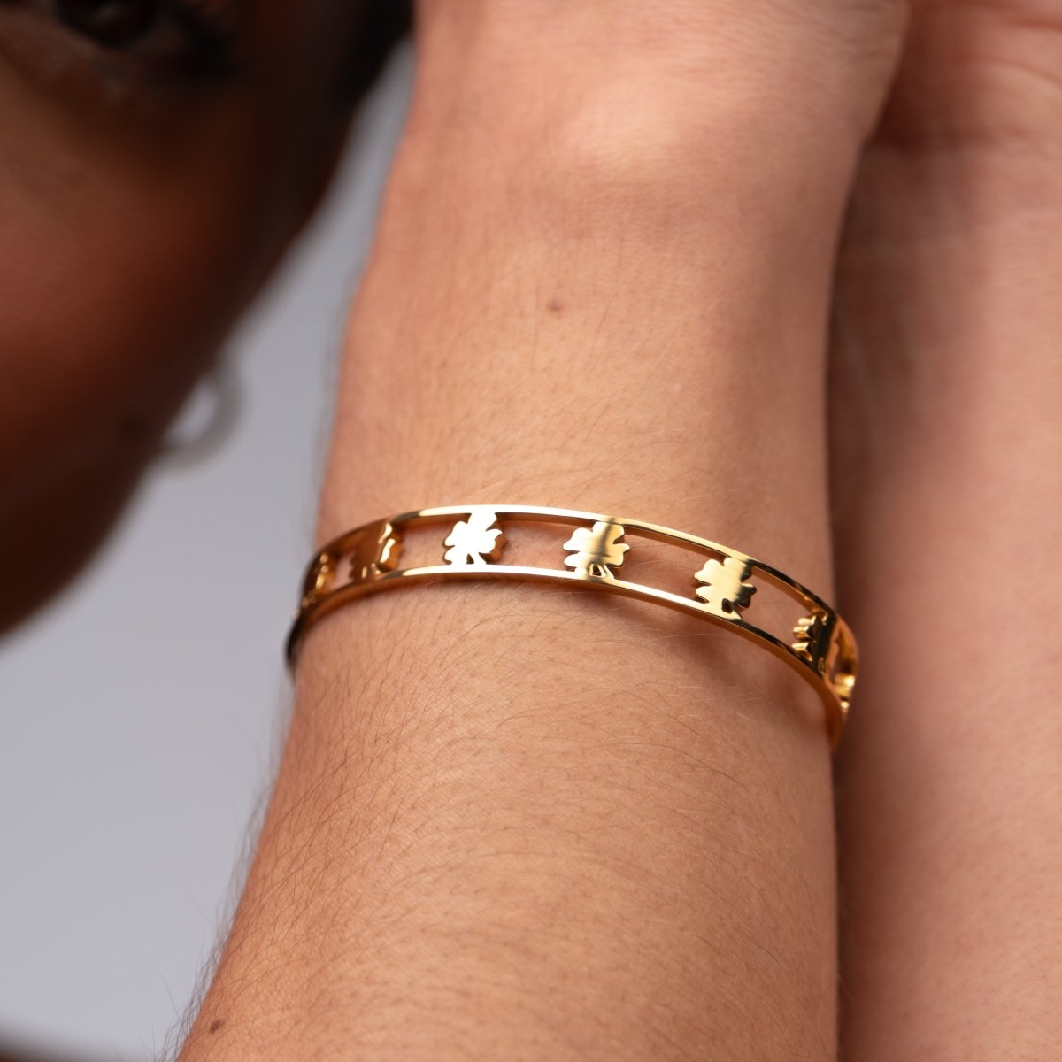 Bracelete Trevo Vazado Banhado em Ouro 18K