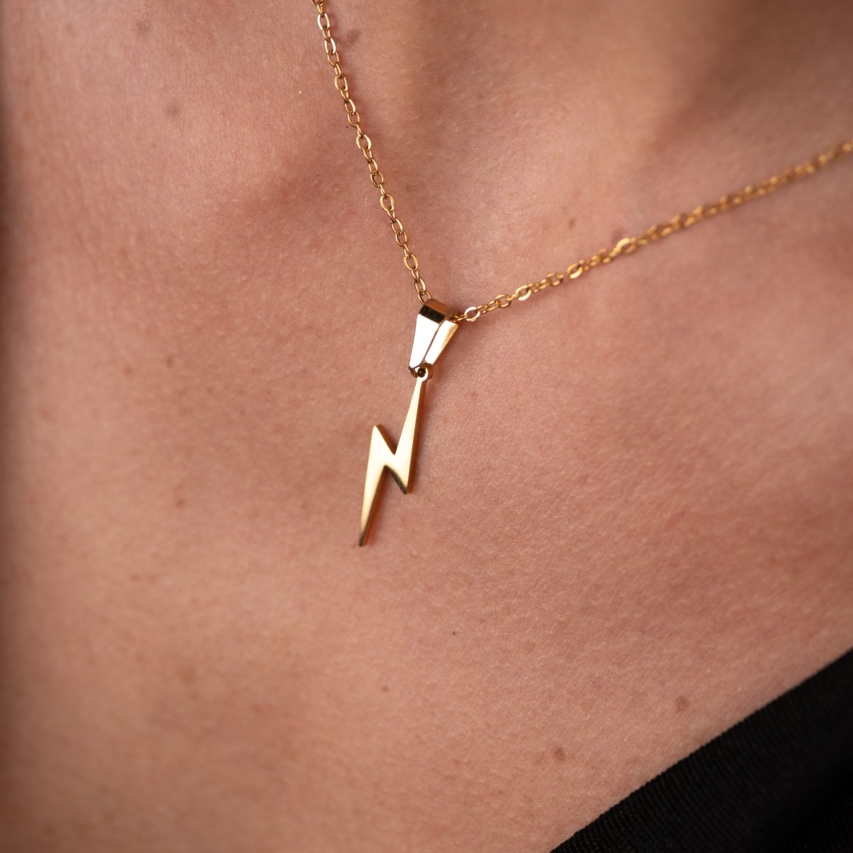 Colar Energia Pingente Raio Banhado em Ouro 18K