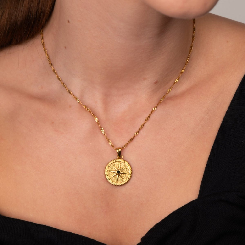 Colar Estrela Rosa dos Ventos Banhado em Ouro 18k