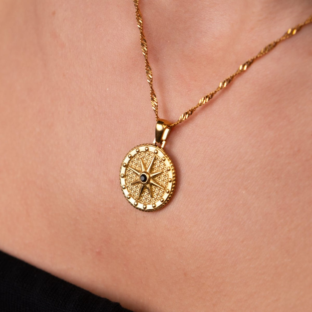 Colar Estrela Rosa dos Ventos Banhado em Ouro 18k