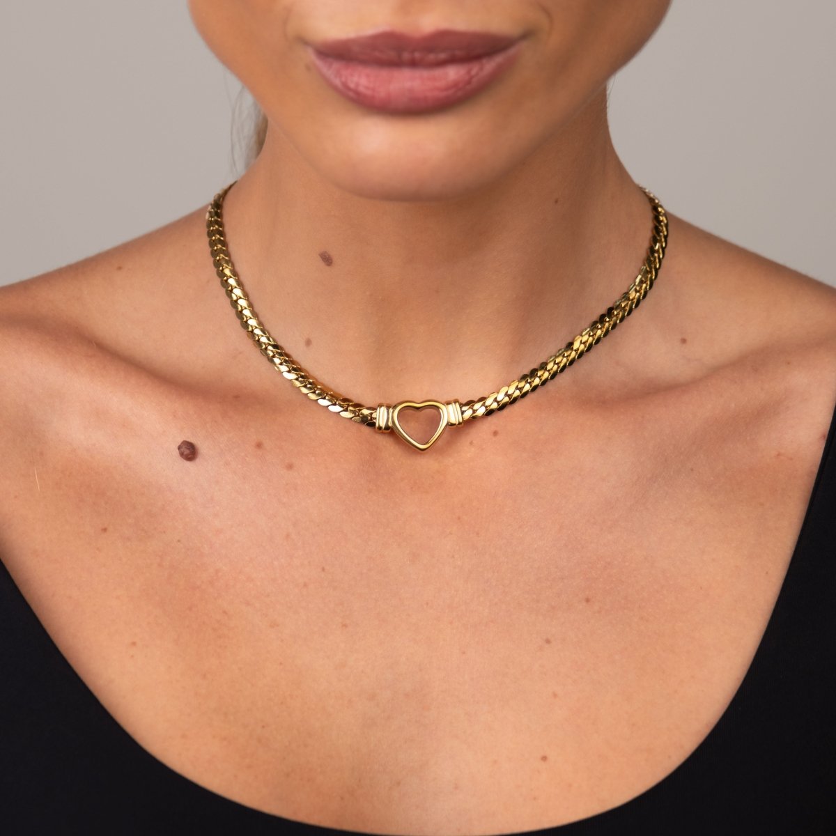 Colar Gargantilha Coração Minimalista Banhado em Ouro 18K