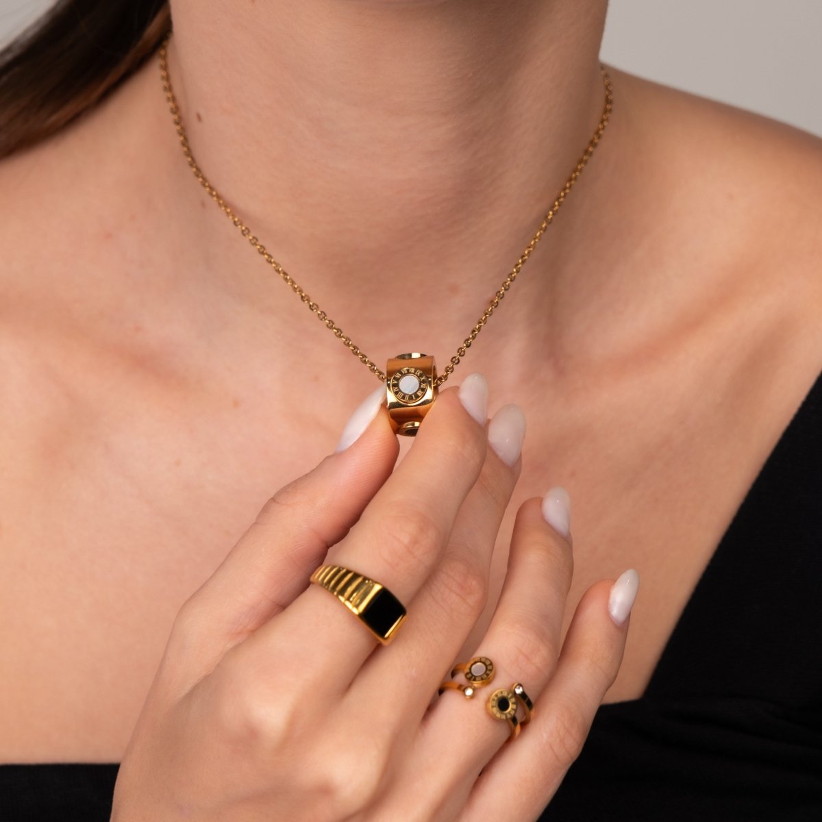 Colar Giratório Numeral Romanos Banhado em Ouro 18K