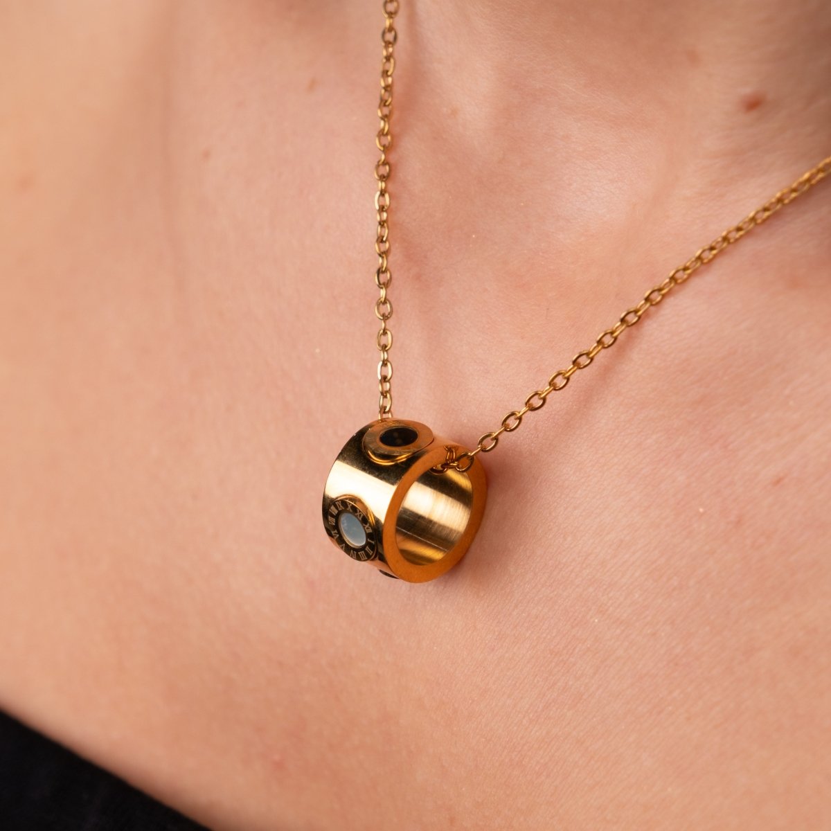 Colar Giratório Numeral Romanos Banhado em Ouro 18K
