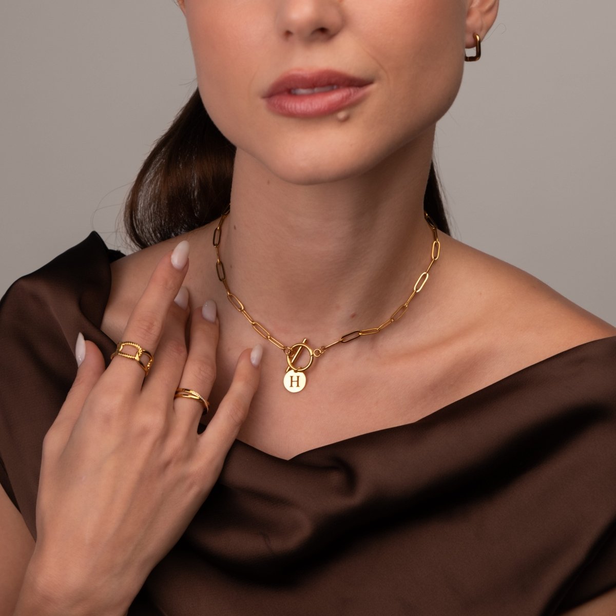 Colar Letra Inicial Clip Chain Banhado em Ouro 18K