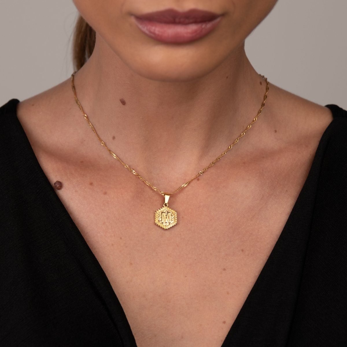 Colar Letra Inicial Hex Banhado em Ouro 18K