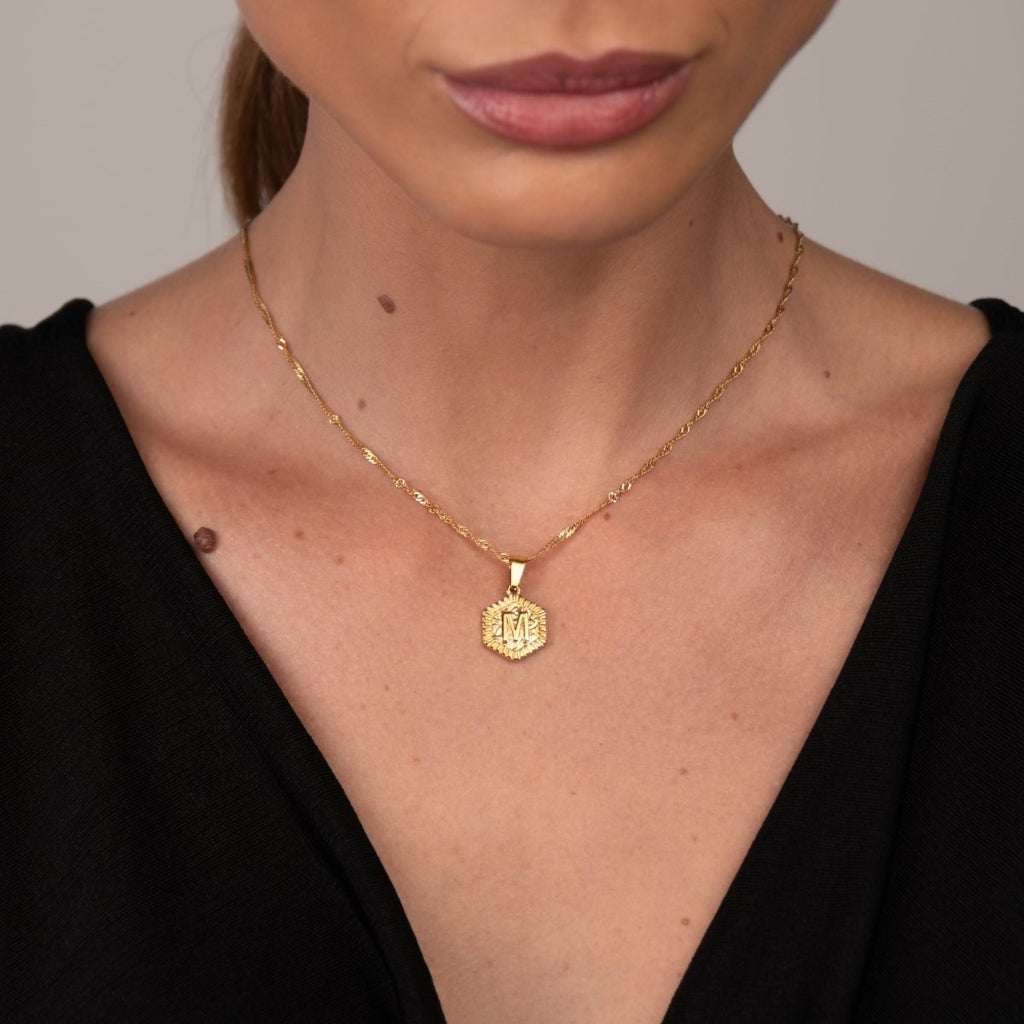 Colar Letra Inicial Hex Banhado em Ouro 18K