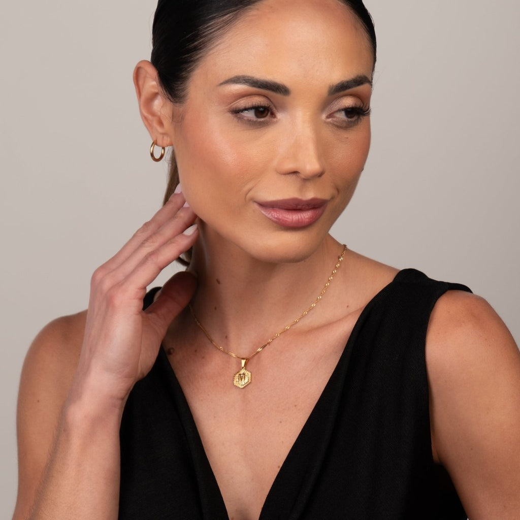 Colar Letra Inicial Hex Banhado em Ouro 18K