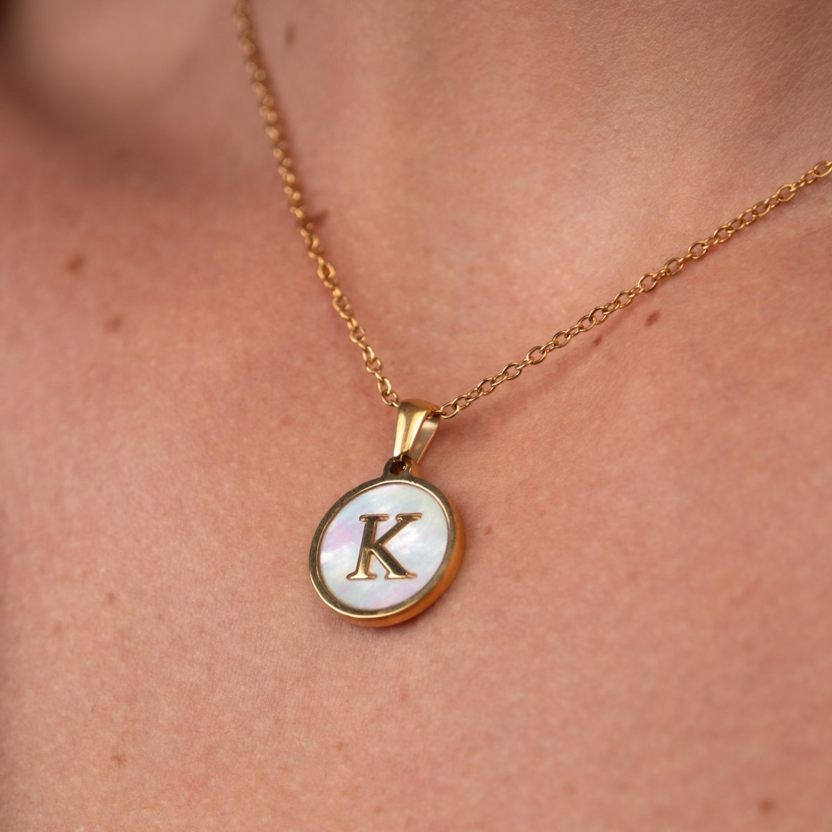 Colar Letra Inicial Marble Banhado em Ouro 18K