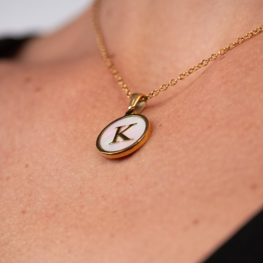 Colar Letra Inicial Marble Banhado em Ouro 18K