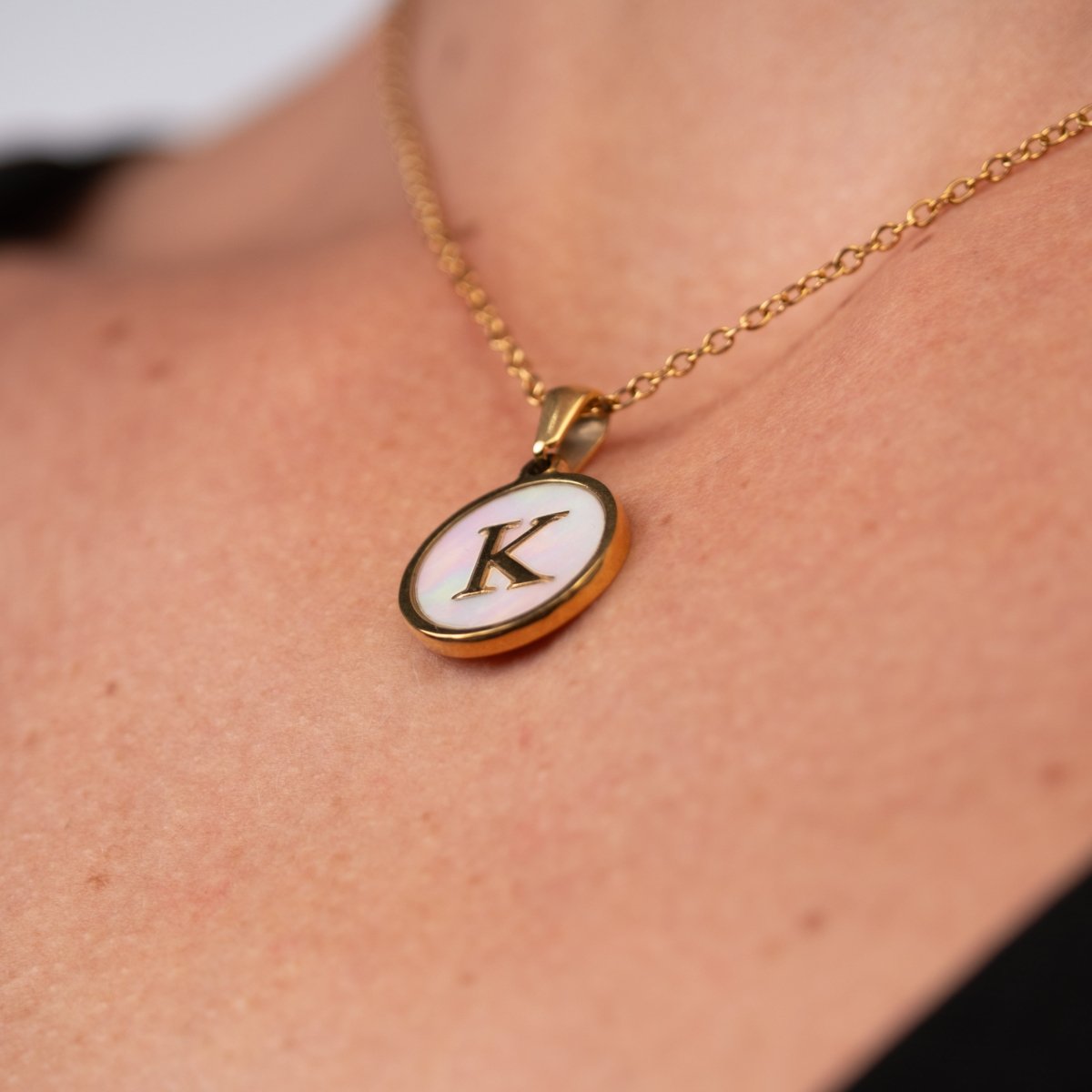 Colar Letra Inicial Marble Banhado em Ouro 18K